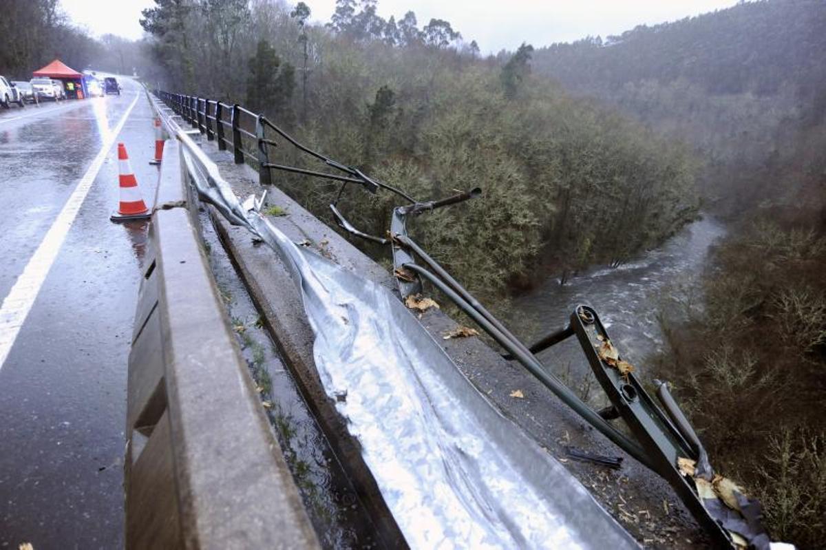 Las vallas del puente de Pedre sobre el río Lérez no lograron sujetar al autobús en su caída. |   // BERNABÉ