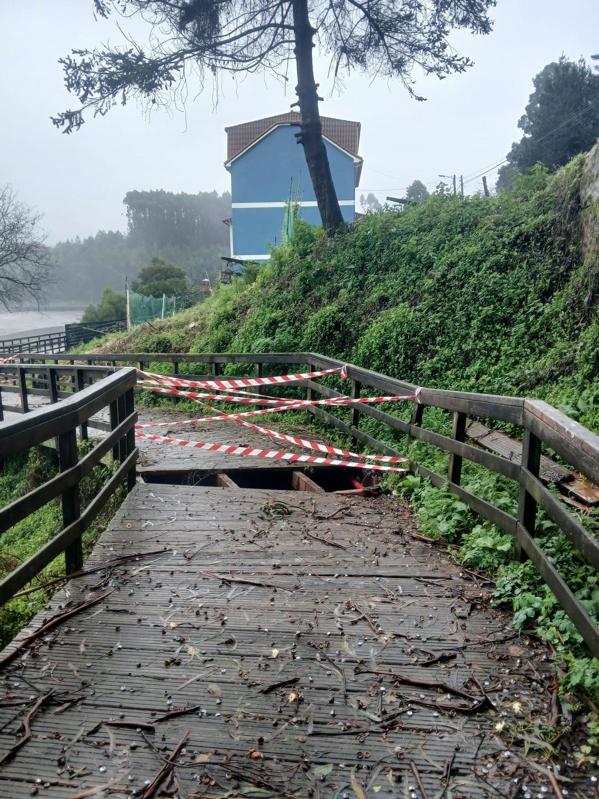 Agujero en uno de los tramos de la pasarela.