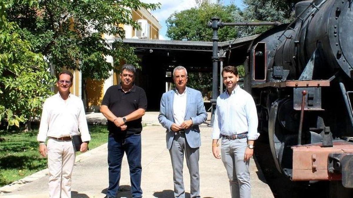 Representantes municipales y del GDR, en el exterior del albergue.