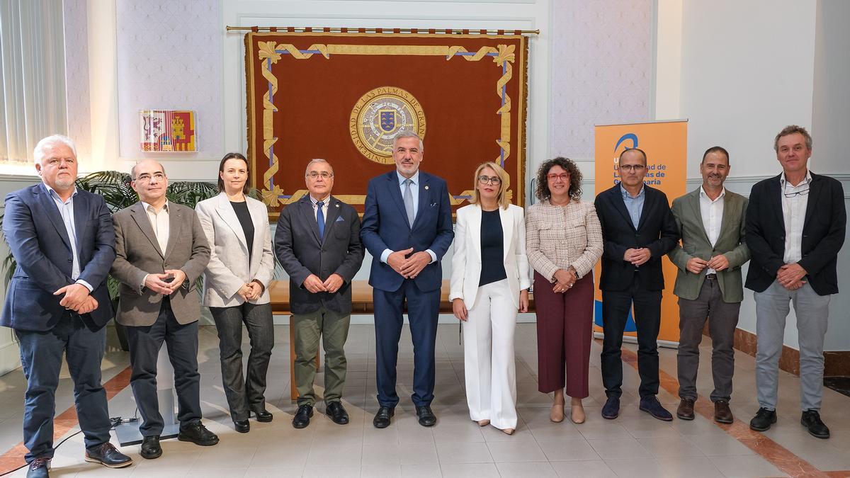 María del Pino Alonso (6ª derecha) junto a parte del equipo rectoral de la ULPGC y del Consejo Social.