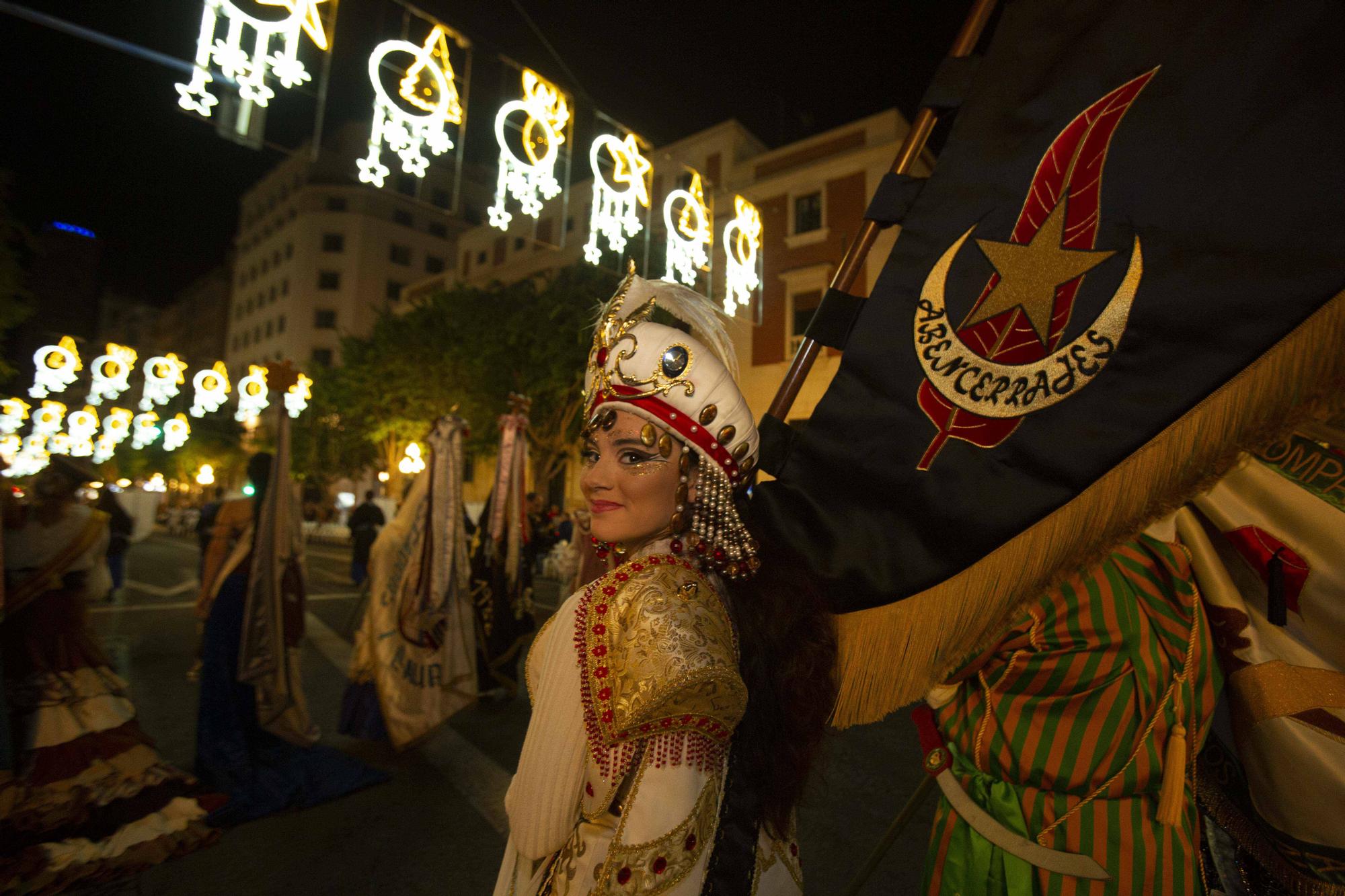 La Entrada Mora y Cristiana vuelve a desfilar por Alicante