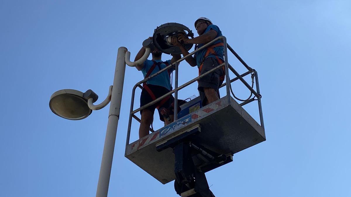 Trabajos de sustitución de luminarias en Xàtiva.