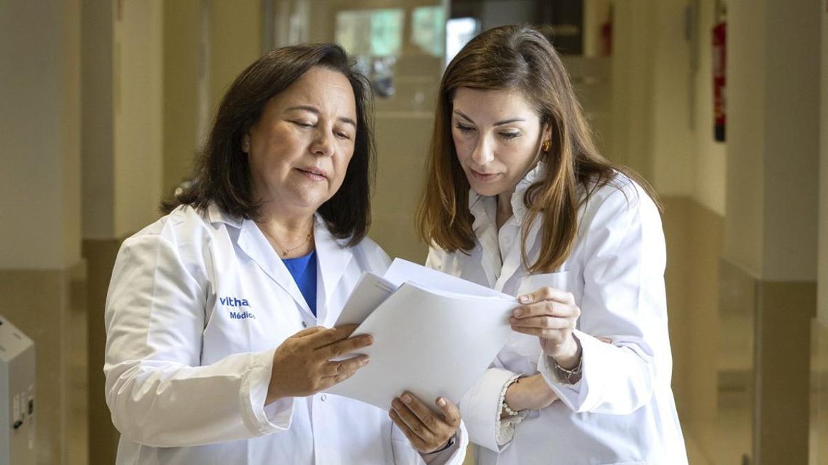 La doctora Emilia Villegas,  a la izquierda en la imagen.
