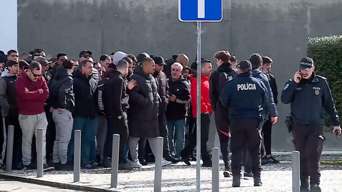 Un grupo de ultras, en el Benfica Campus de Seixal