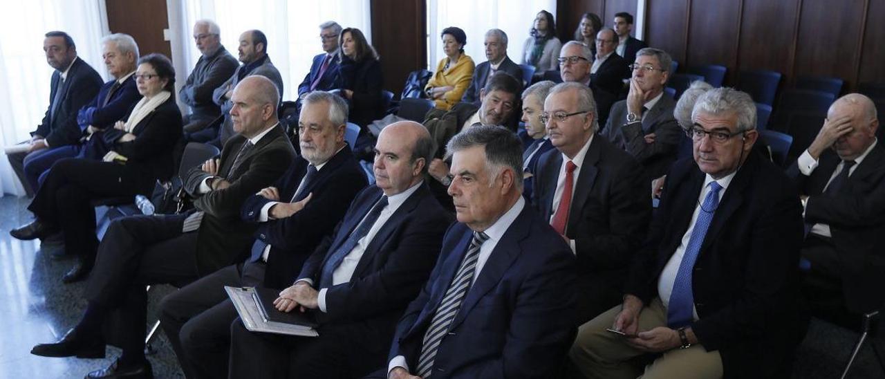 Los acusados de los ERE esperando la sentencia de la Audiencia Provincial de Sevilla.