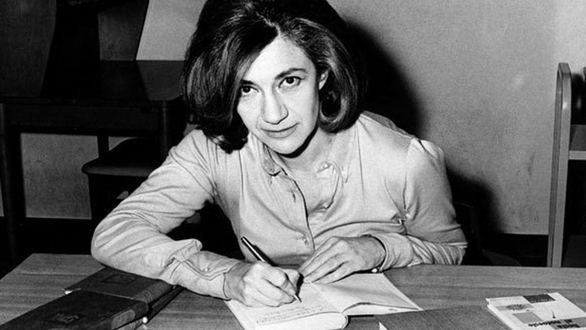 La escritora Ana María Matute en una firma de autógrafos en Sitges en los años 70