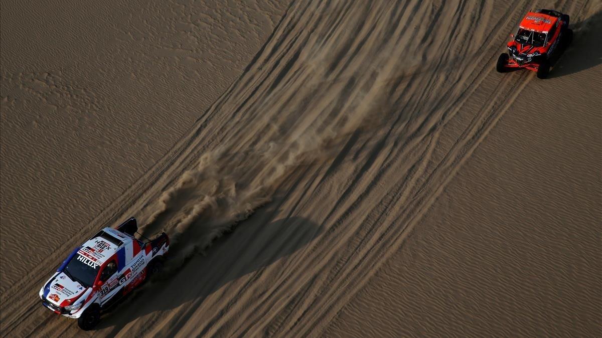 El coche de Ronan Chabot seguido por el buggie de Robby Gordon, en la segunda etapa del Dakar del 2019.