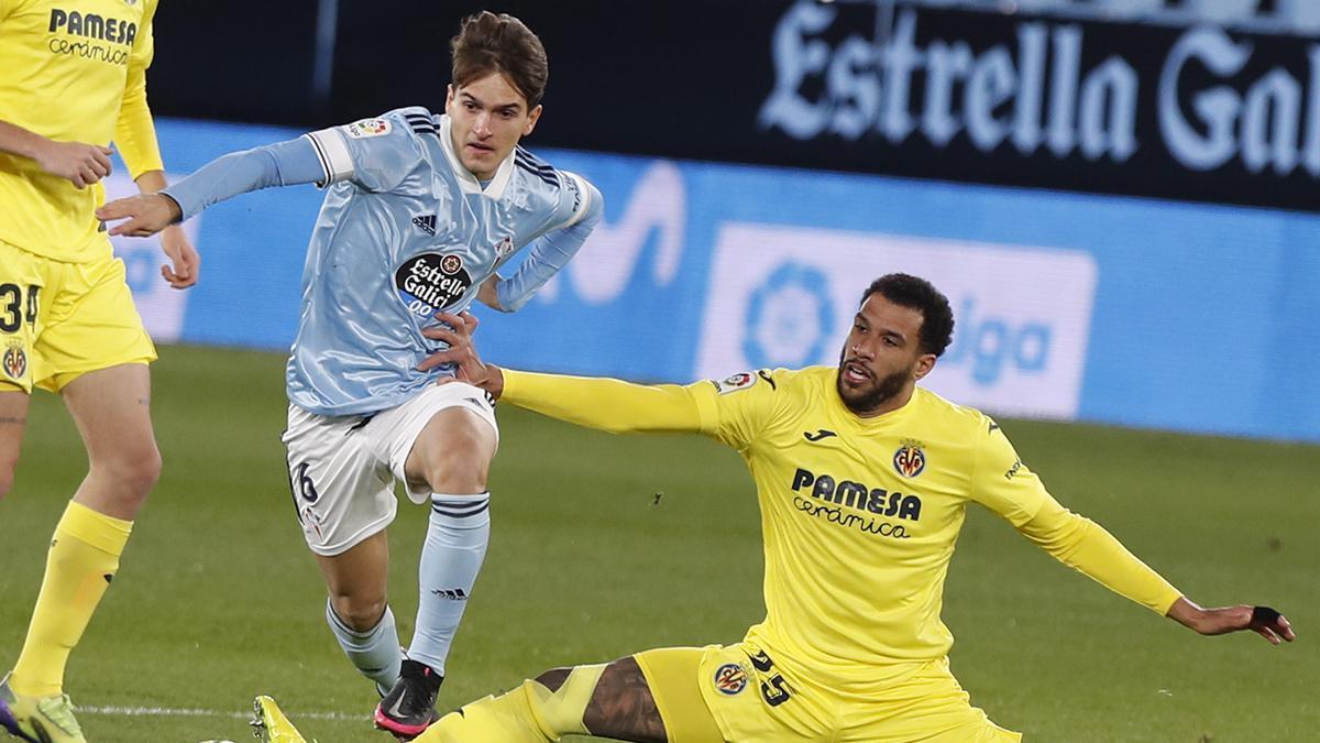 Denis Suárez pugna con Capoue en un partido de la recién acabado temporada