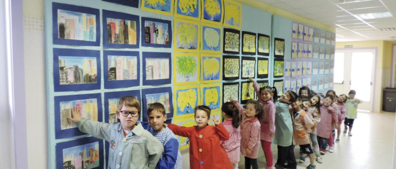 Alumnos de infantil ante unha das súas exposicións.