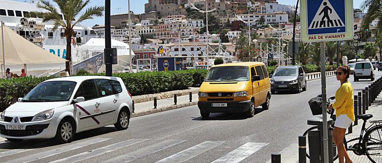 Tráfico en la avenida de Santa Eulària.