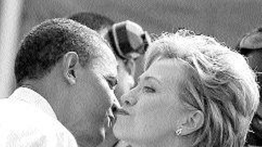 Barack Obama y Hillary Clinton, se saludan antes de su reunión / reuters