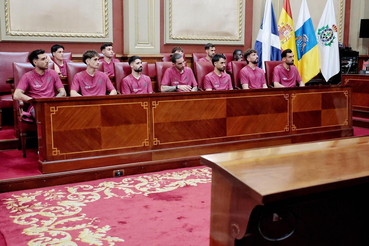 Así fue la visita institucional del CD Tenerife al Ayuntamiento de Santa Cruz