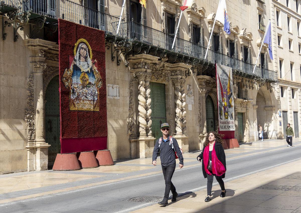 Los tapices florales de la Semana Santa 2026 se instalan a las puertas del Ayuntamiento.