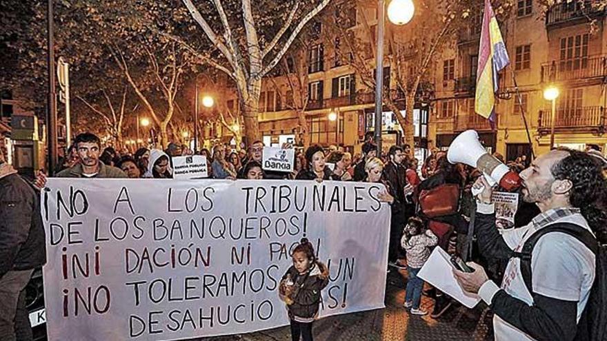 Manifestación en Palma contra los desahucios ejecutados por los bancos.