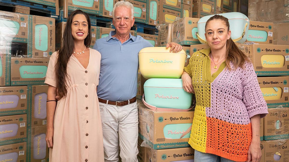 José Luis Fernández es el fundador y director general de la empresa Polisur,  especializada en fabricar envases termoformados y conocida popularmente por las neveras de mano Polarbox. En la imagen junto a sus hijas María y Macarena Fernández, que son responsables, respectivamente, del departamento de marketing, y del de costes y análisis interno.