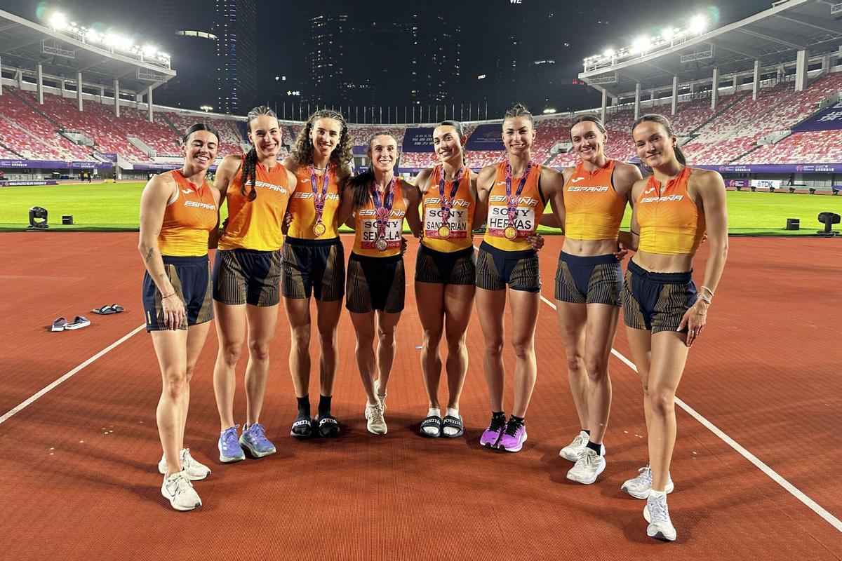 El relevo 4x400 femenino, compuesto por Daniela Fra, Paula Sevilla, Eva Santidrián y Blanca Hervás, se proclamó este domingo en Guanzhou (China) campeón del mundo con un tiempo de 3:24.13, récord de España de la distancia