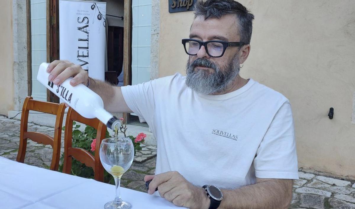 Pep Solivellas, con el oli novell de la variedad koroneiki.