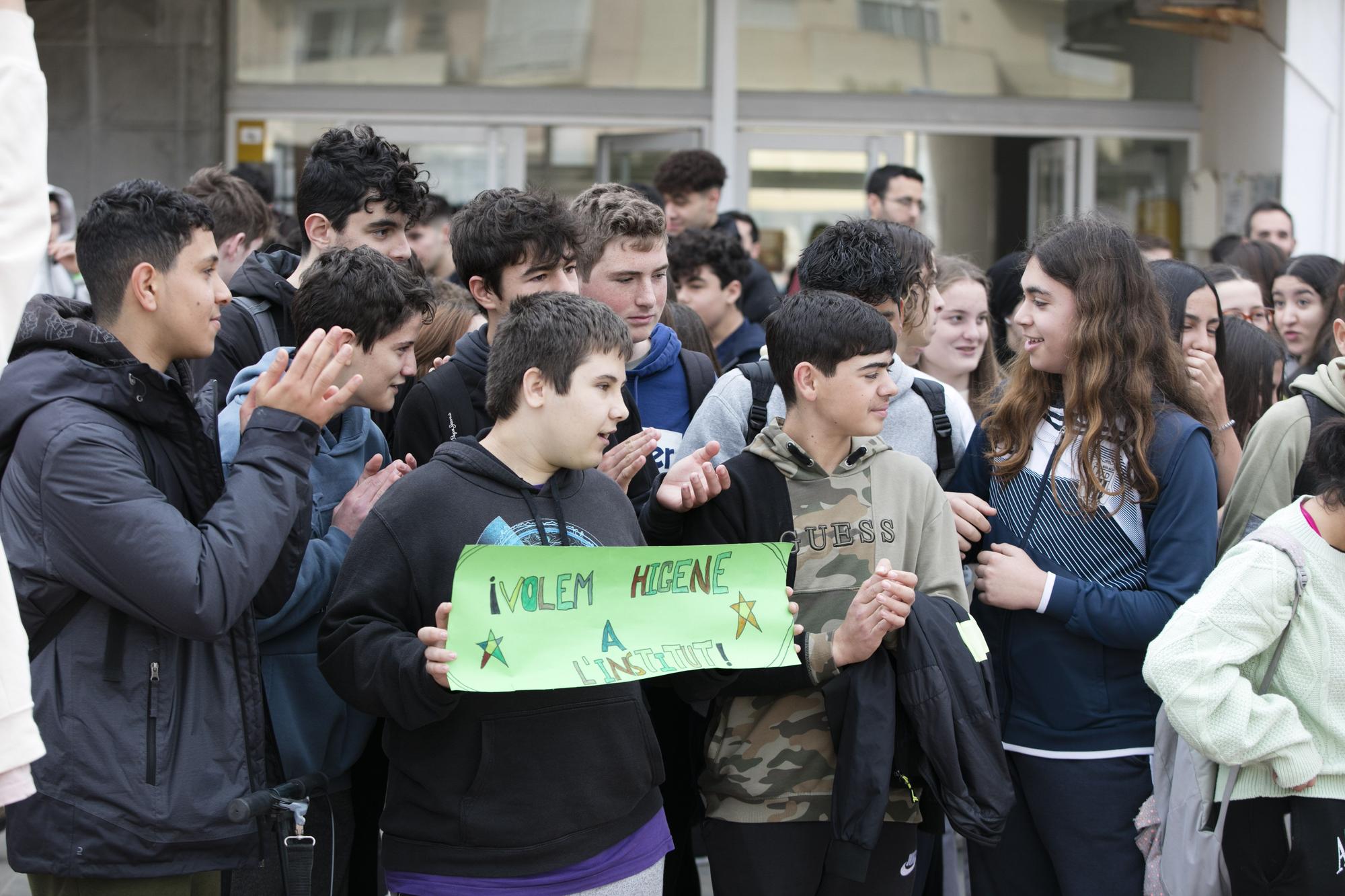 Alumnos y familias del instituto Xarc de Ibiza claman contra Educación por el mal estado del centro