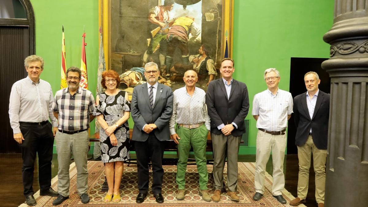 Los máximos representantes de la Universidad de Zaragoza y de EFOR, tras la firma del convenio.