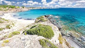 On: Seguint el Camí de Cavalls cap a Es Grau des del far de Favaritx. Serveis: Cap Ocupació: Mitjana. Ideal senderistes. 100% natural.