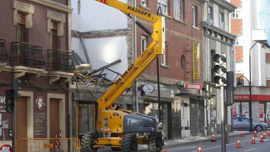 Obras de derribo de la casa ubicada en el número 15 de la avenida de Eysines el pasado julio.