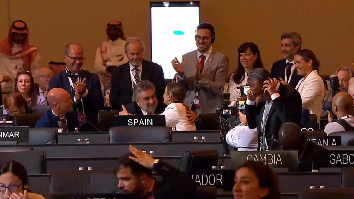 La presidenta Marga Prohens abraza al embajador de España en la Unesco tras la declaración de Menorca Talayótica como Patrimonio Mundial