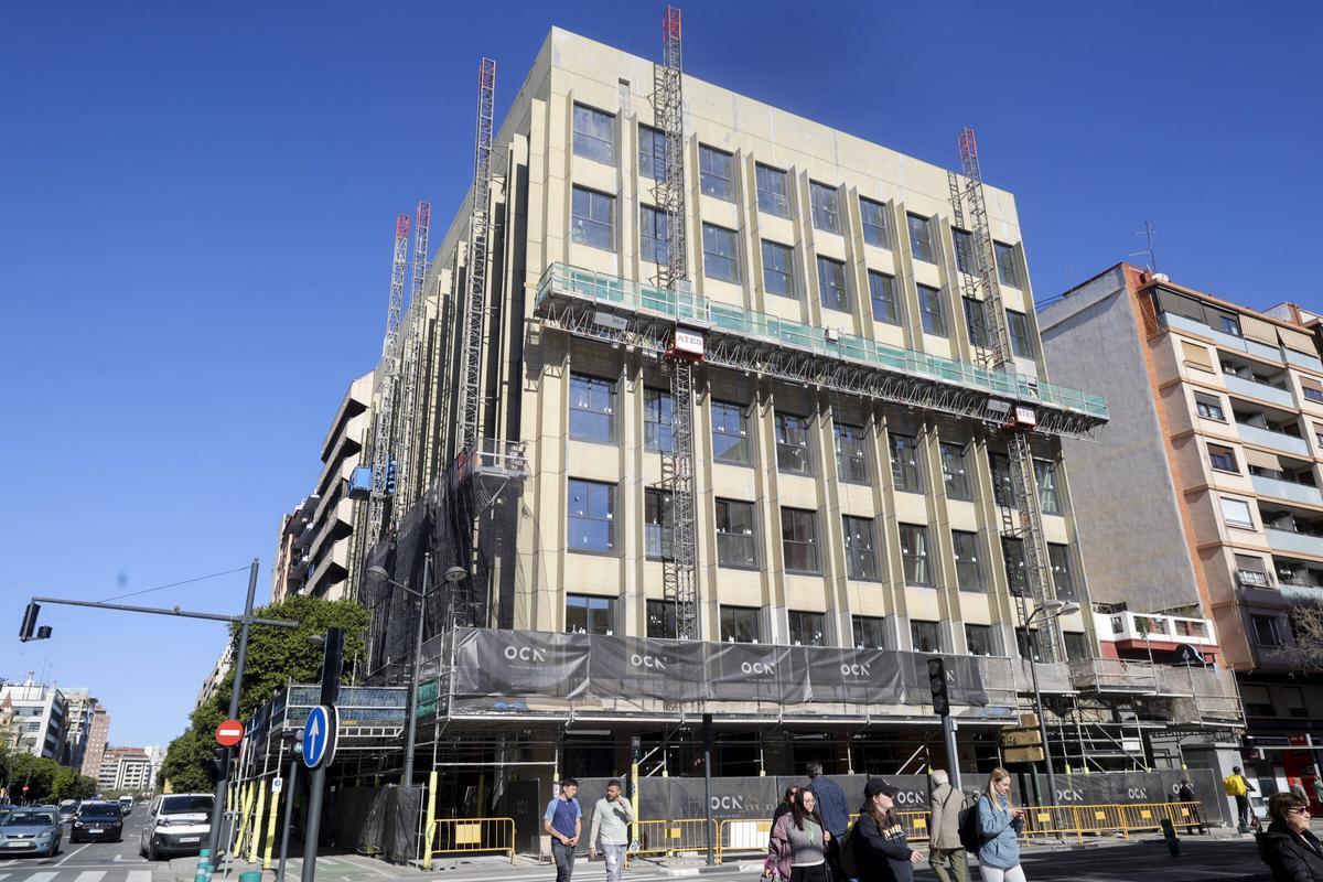 Exterior del edificio The Bank Hotel, situado entres las avenidas del Puerto y Cardenal Benlloch de València.