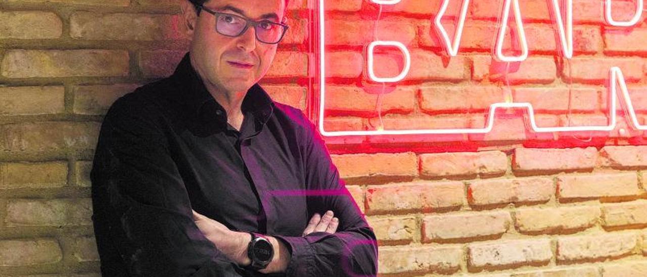 Ricard Camarena en su  nuevo local, Bar X, en el Mercado de Colón de València | G. Caballero