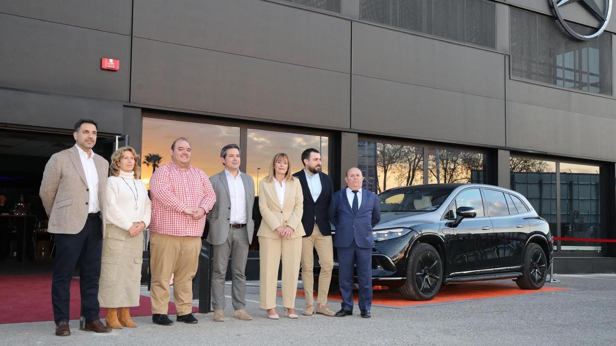 Acudieron al acto Raúl Palmero, concejal de Promoción Económica del Ayuntamiento de Sagunto y María Ángeles Capilla, vicepresidenta de ASECAM que acompañaron a David Gil, gerente de Valdimotor.