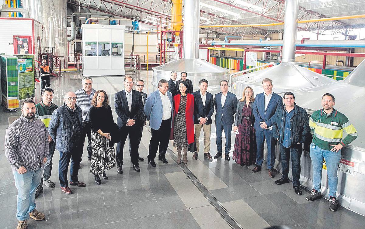 Algunos de los asistentes durante la visita por las instalaciones de la fábrica de Quart de Poblet.
