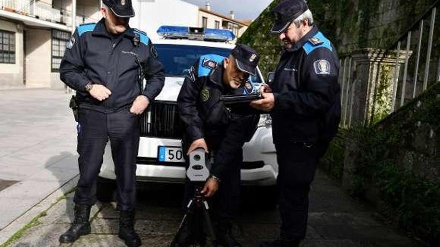 Agentes de la Policía Local de Pontevedra en un control. // G.S.