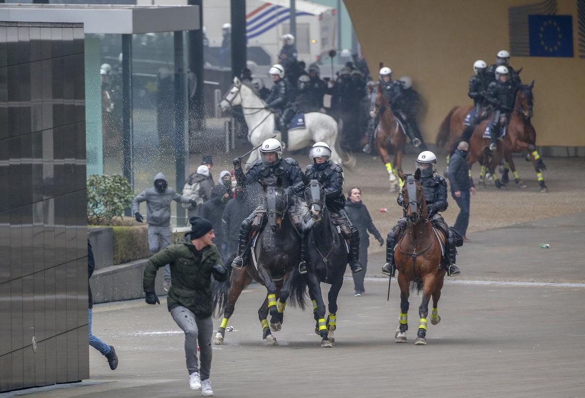 La policía carga contra manifestantes de extrema derecha en una protesta en Bruselas en diciembre de 2018.