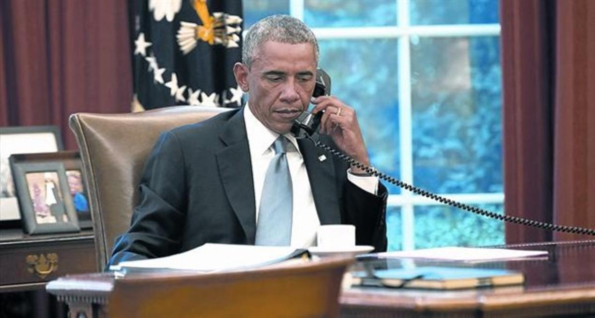 Barack Obama parla amb   el rei d’Aràbia Saudita, des del Despatx Oval.