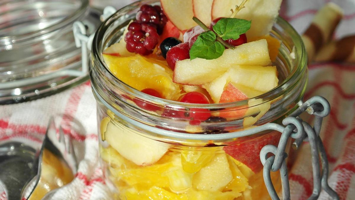 Las ensaladas de frutas son una opción ideal para una merienda saludable y ligera