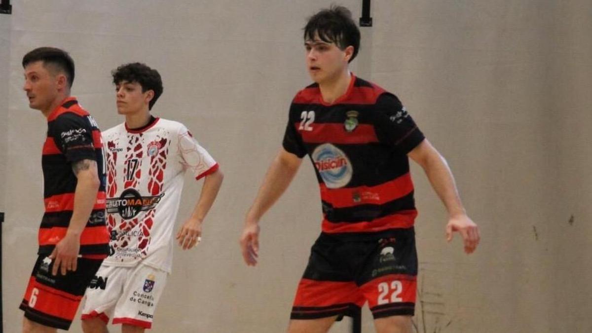 Xosé Cuiña (dcha.), en un partido.