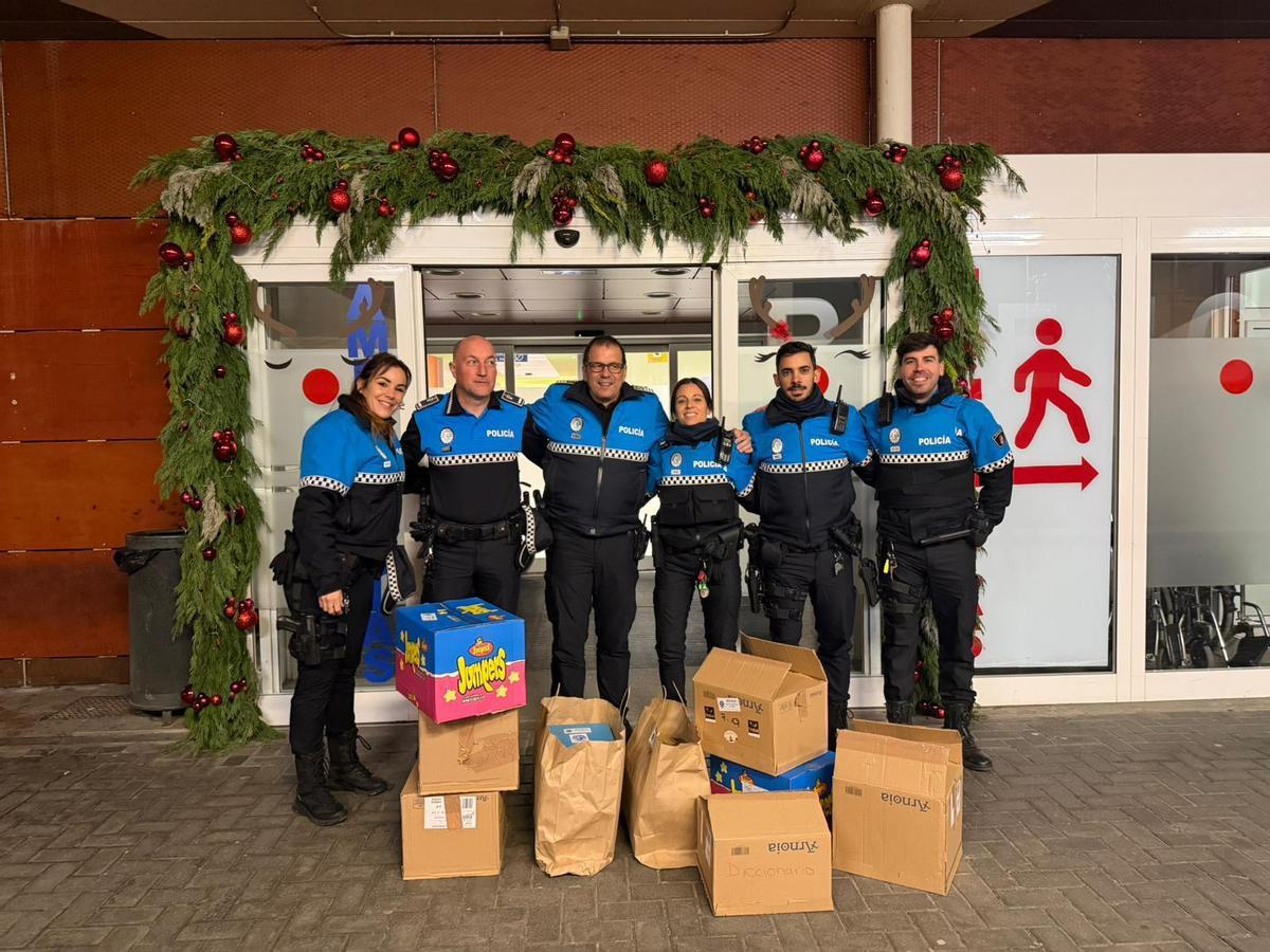 Los agentes, a la puerta del hospital con los regalos.