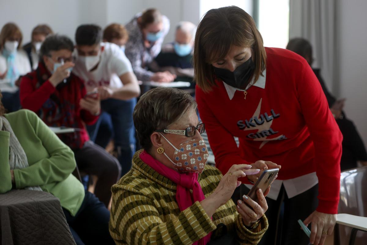 Curso de brecha digital para mayores a cargo de la mesa comunitaria San Blas y de la UA