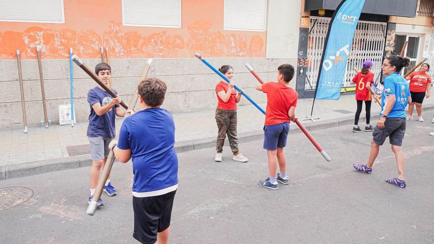 Varios chicos practican el juego del palo en una reciente jornada en La Laguna para promocionar la actividad física.