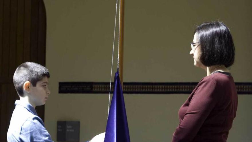 Patricia Herrero y Pelayo del Campo, en el izado de bandera.