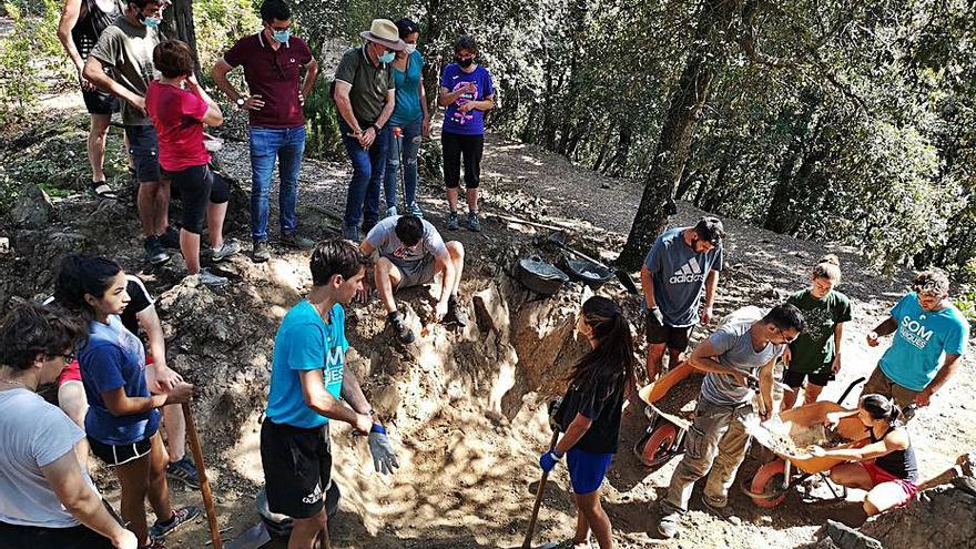 Joves al camp de treball del castell de Montsoriu. | AJUNTAMENT D’ARBÚCIES