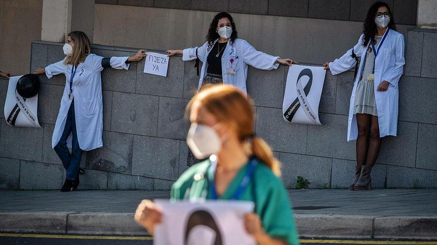 Movilización de los médicos temporales de la Mesa de Confluencia en el Hospital de La Candelaria el pasado 21 de enero.