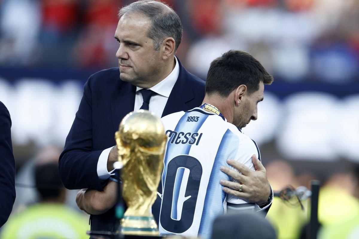 Lionel Messi y el presidente de la Concacaf, Victor Montagliani, al finalizar el partido de la final del Mundial.