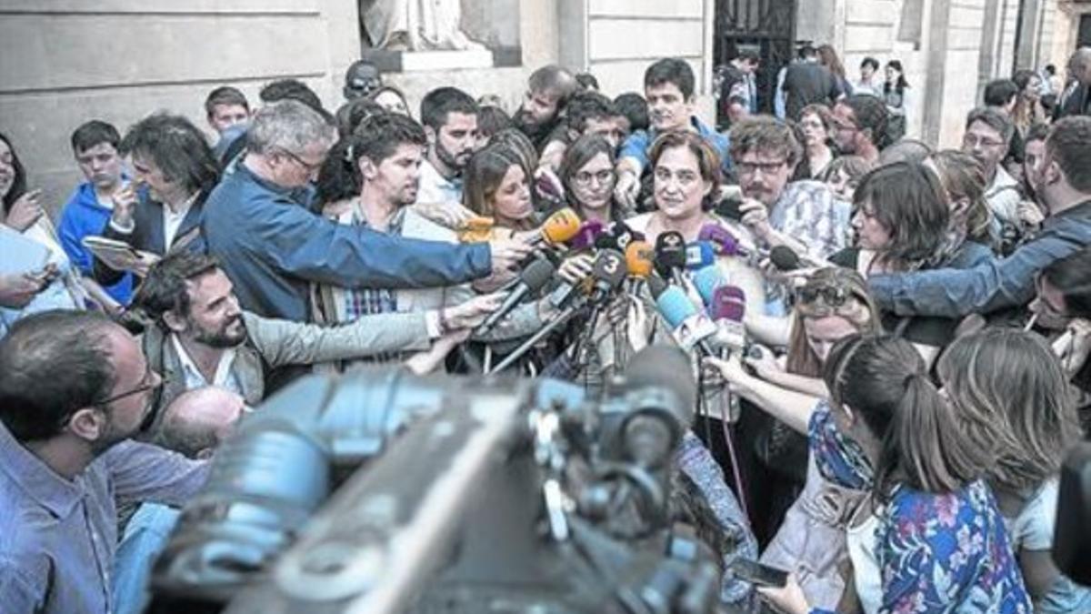 Colau atiende a los medios en la plaza de Sant Jaume, la semana pasada.