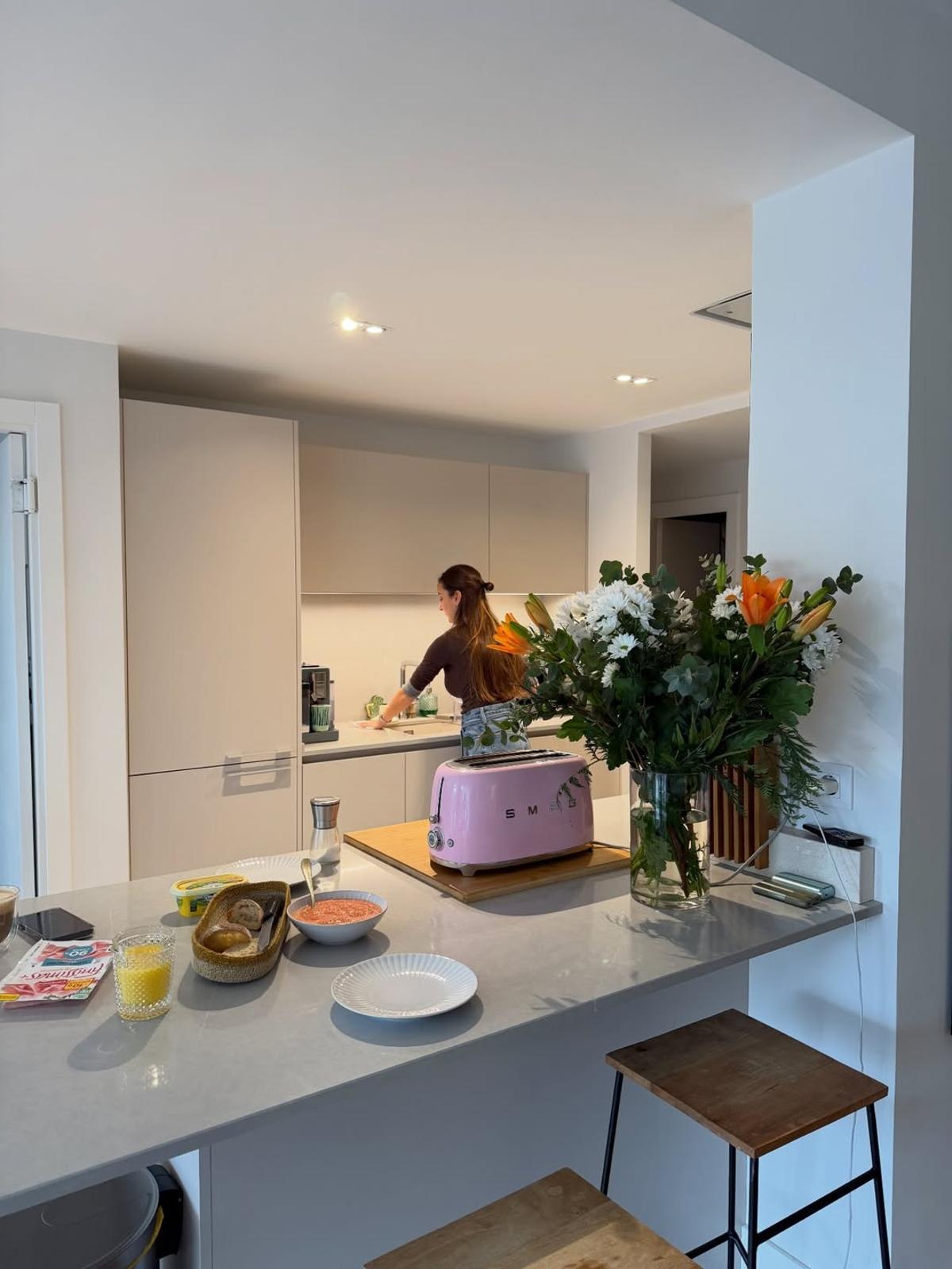 Lucía Pombo en su cocina compartida a través del Instagram de Álvaro López