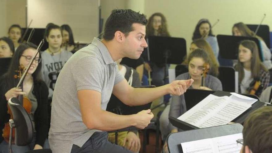 Violinistas del grupo de mayores de la Orquesta de Niños de la OSG; contrabajos del grupo de pequeños; abajo, el director Jorge Montes, durante el ensayo de ayer; al lado, el director Enrique Iglesias, con su grupo de niños y, abajo, el grupo de pequeños durante su último repaso.