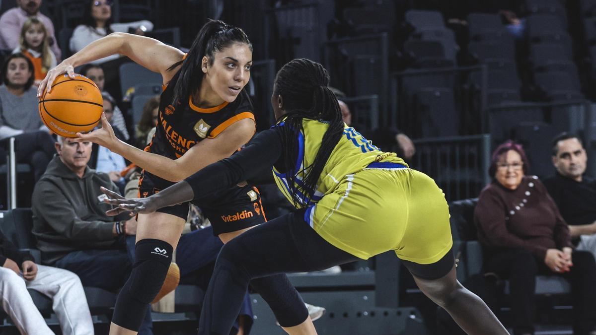 Ouviña, con el balón en sus manos en el duelo ante el Gran Canaria