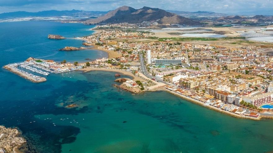 Un viaje de fortalezas medievales a calas escondidas en el Mediterráneo