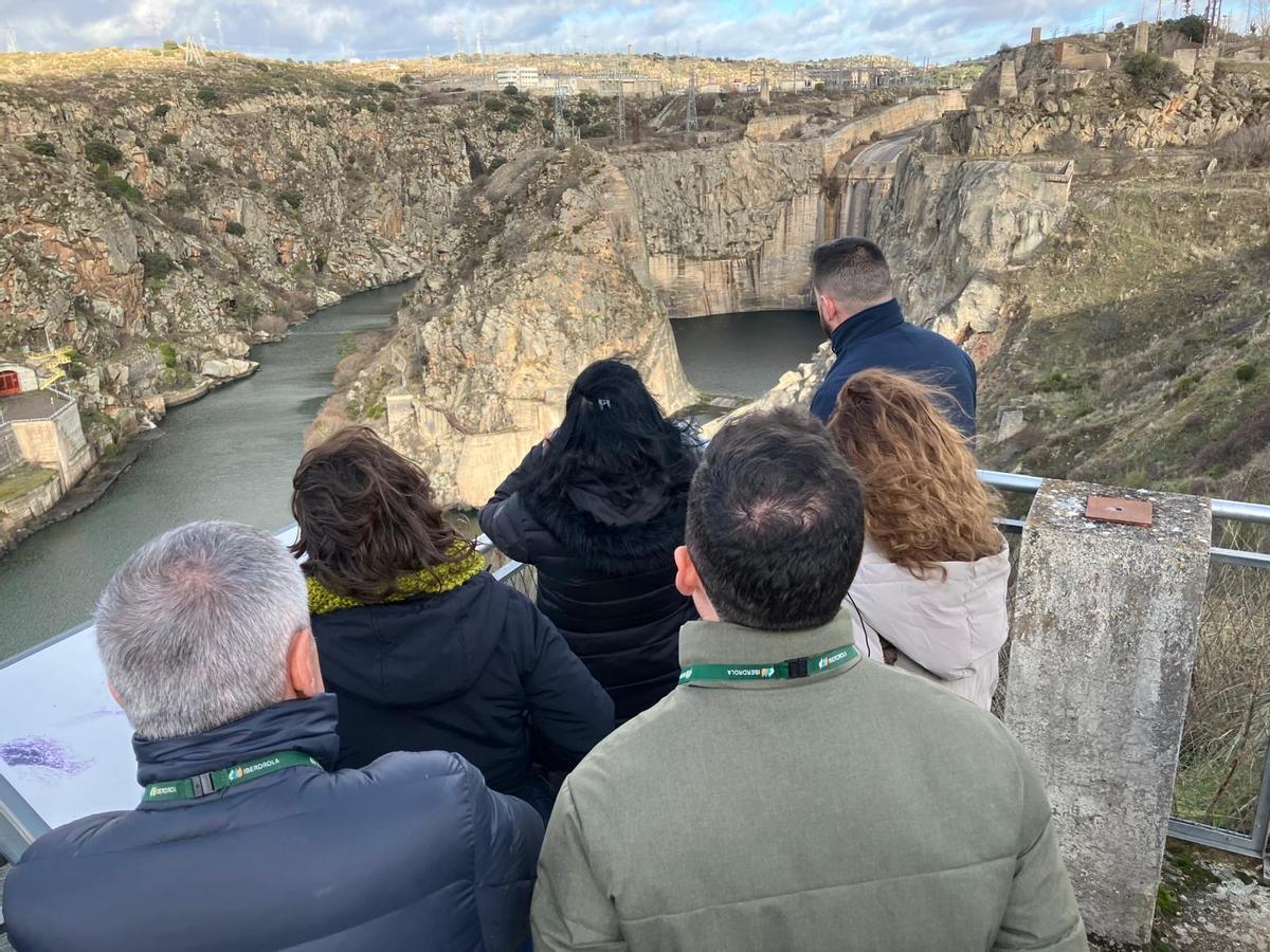 Visita de responsables del Cedez al laboratorio de hidráulica de Iberdrola