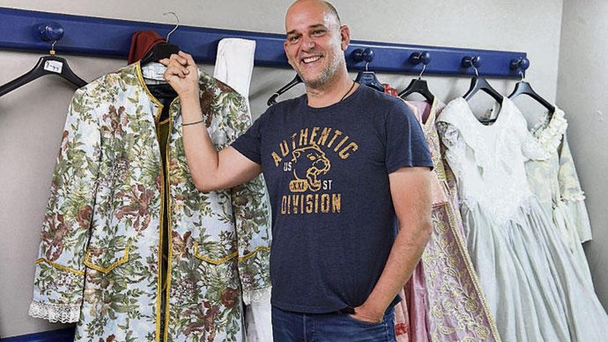 El barítono Juan Jesús Rodríguez, posando con uno de sus trajes ayer en el Palacio de la Ópera.