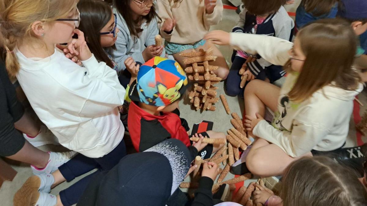 Escolares de Dumbría con uno de los juegos existentes en el Melga /MELGA